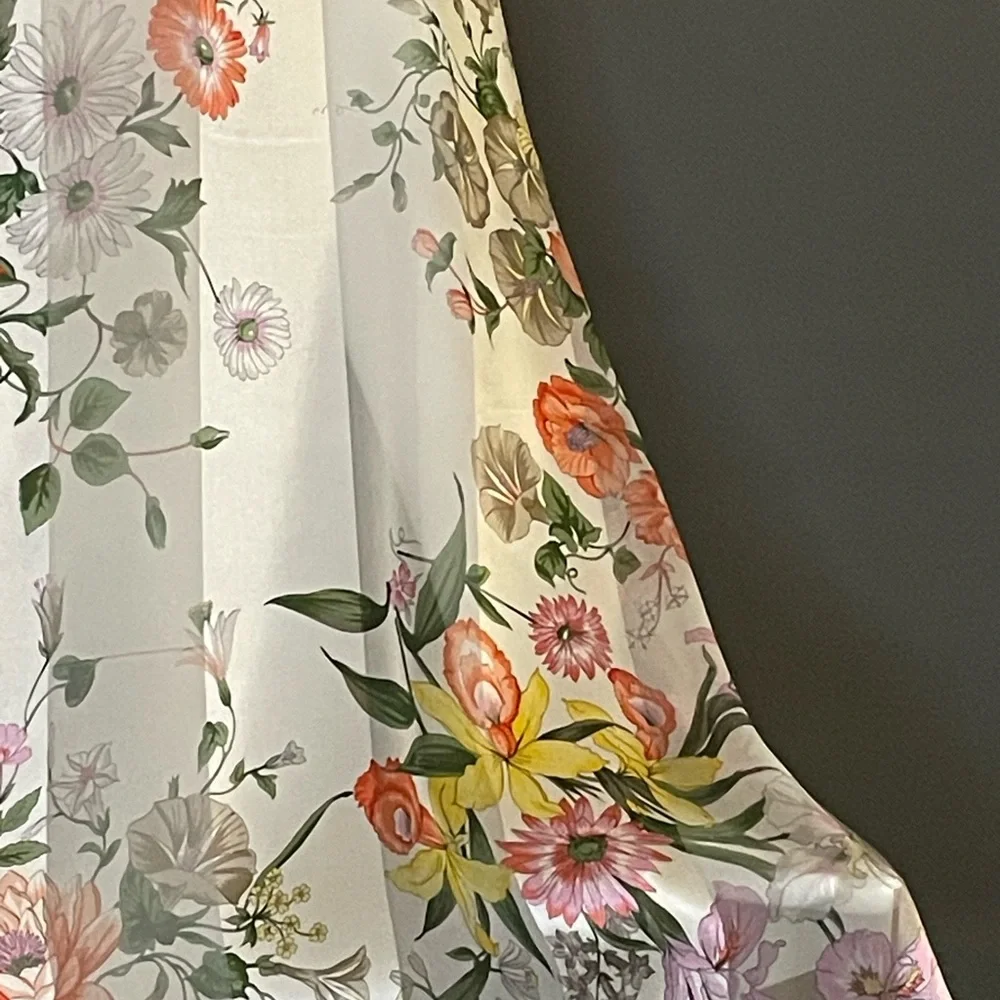 Lovely Valentino Garavani Silk Scarf Floral 34 In Excellent Condition